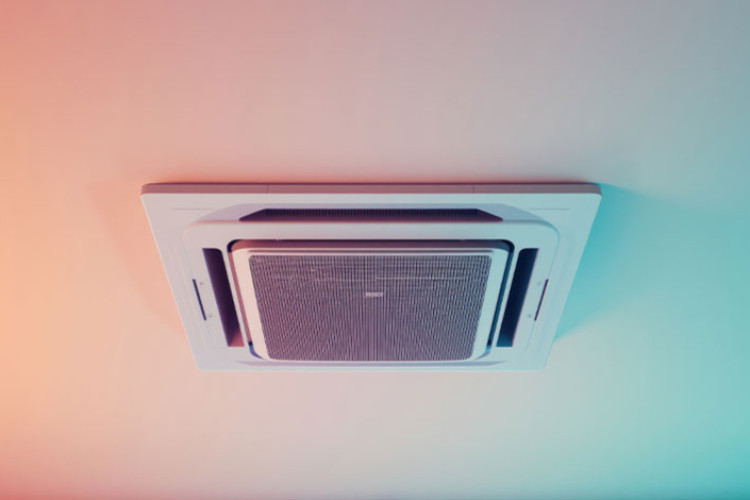 Climatisation gainable encastrée au plafond, vue en contre-plongée, éclairage coloré en ambiance.