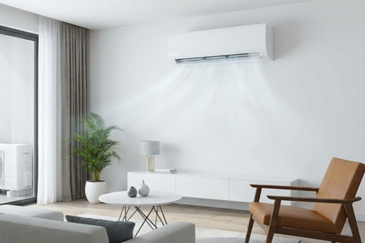 Climatiseur mural diffusant de l’air frais dans un salon moderne avec unité extérieure visible, illustrant le confort thermique d’une climatisation réversible.