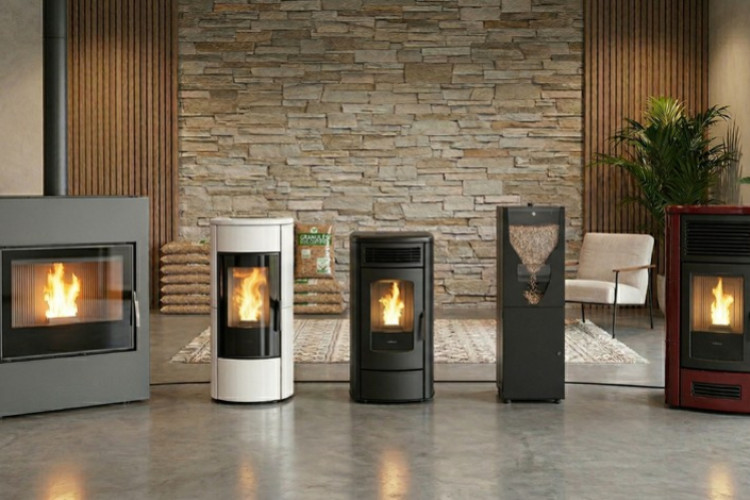 Gamme de poêles à granulés exposés dans un showroom moderne