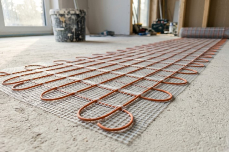 Natte chauffante électrique prête à être installée sur un sol en rénovation.