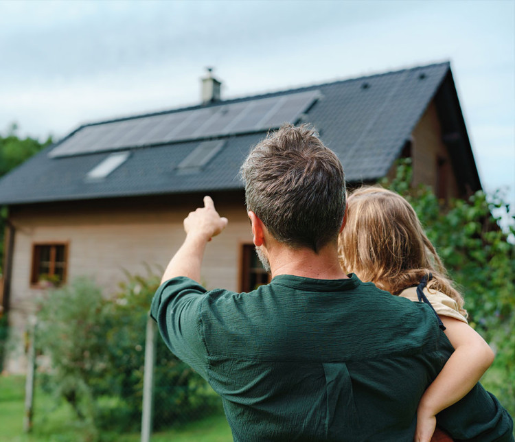 jeune couple observant ses panneaux solaires