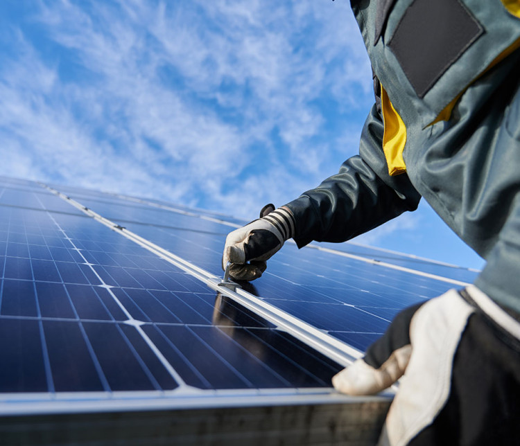 Professionnel installant un panneau solaire