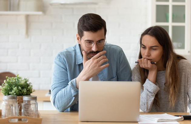 couple qui effectue des recherches sur son ordinateur