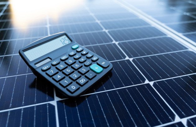 calculatrice posé sur un panneau solaire