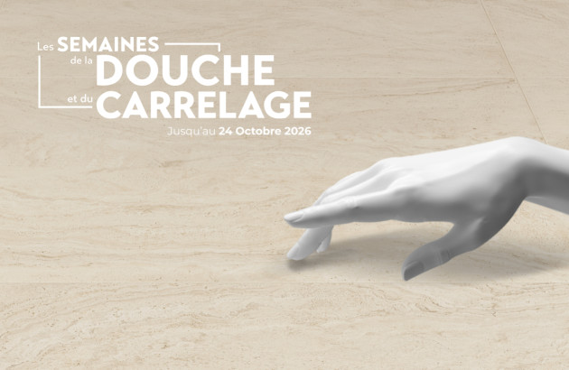 Main de marbre qui effleure un carreau de carrelage, semaines de la douche et du carrelage 2026 Espace Aubade