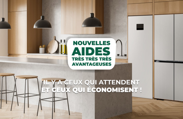 Cuisine moderne équipée d’une pompe à chaleur avec texte “Nouvelles aides très avantageuses – Il y a ceux qui attendent et ceux qui économisent”, promotion des aides à la rénovation énergétique pour réduire sa facture d’énergie.