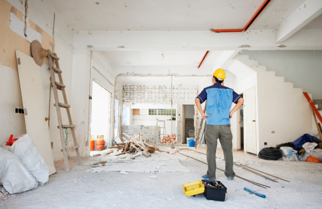 Homme au centre d'un chantier de maison en cours