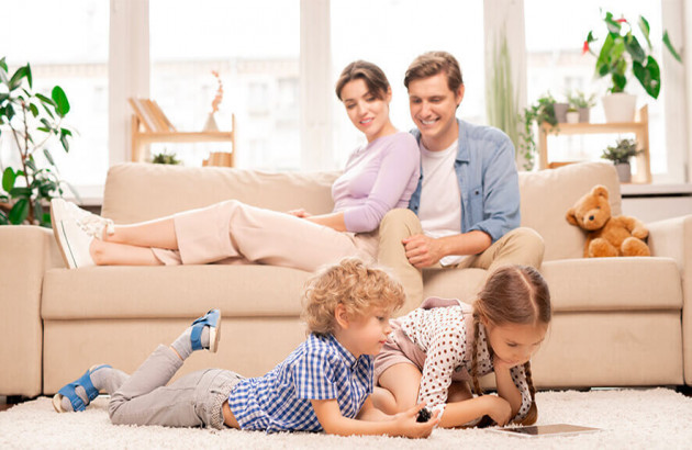 famille passant du temps dans un salon