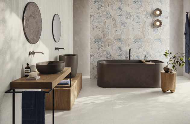 Salle de bains carrelée avec différents carreaux sols et muraux
