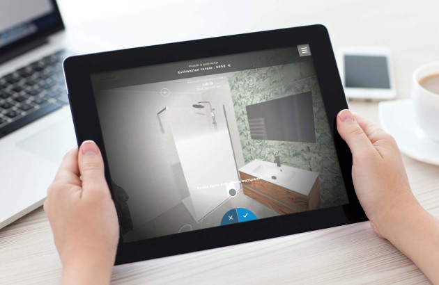 Simulateur de salle de bains sur tablette, visualisation 3D d’une douche et d’un meuble vasque pour préparer son projet.