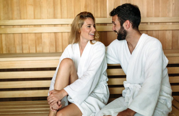 Couple qui profite de son séjour relaxant au spa