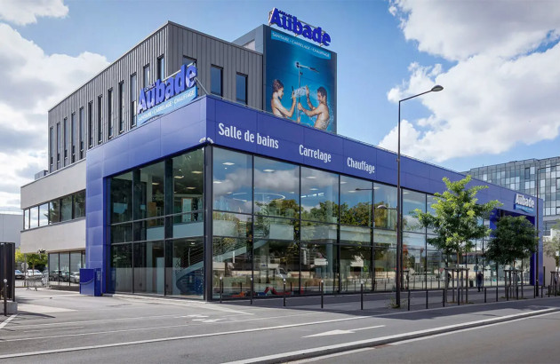 Magasin Espace Aubade avec showroom de salle de bains, carrelage et solutions de chauffage