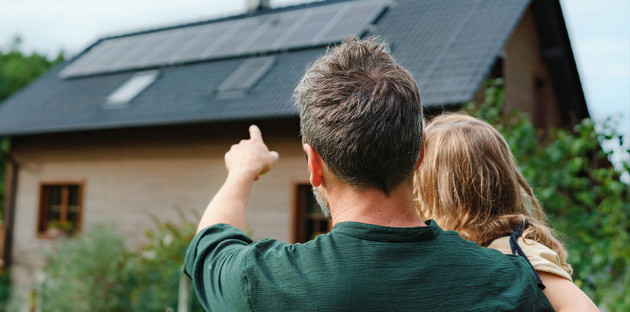 jeune couple observant ses panneaux solaires