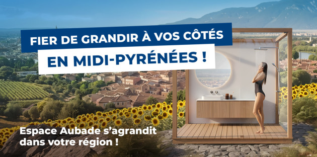 Affiche publicitaire Espace Aubade en Midi-Pyrénées montrant une salle de bain d'extérieur en bois avec douche et miroir rond devant un panorama de ville occitane et un champ de tournesols.