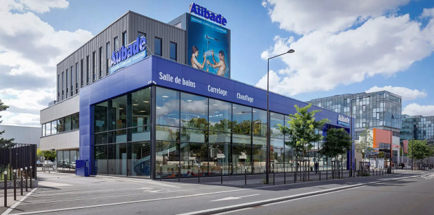 Façade du showroom Espace Aubade spécialisé en salle de bains, carrelage et chauffage avec grande vitrine moderne