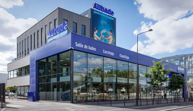 Façade du showroom Espace Aubade spécialisé en salle de bains, carrelage et chauffage avec grande vitrine moderne