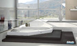 Baignoire balnéo Aura Uno Cioran de chez Atelier du Bain équipé de 5 buses vous apportera confort et détente