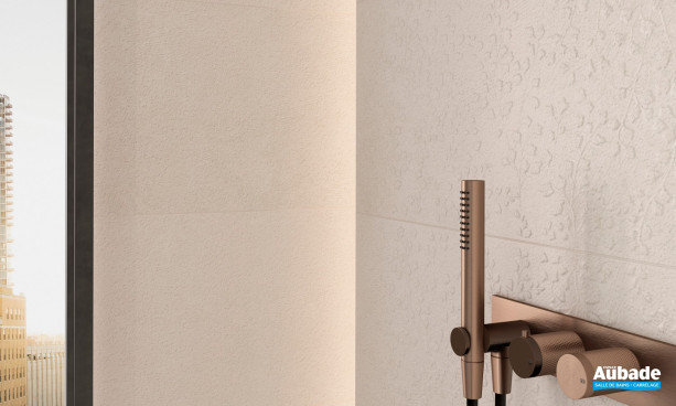Collection Portwall par Tau Ceramica en coloris Sand et décor Rlv Bloom Sand