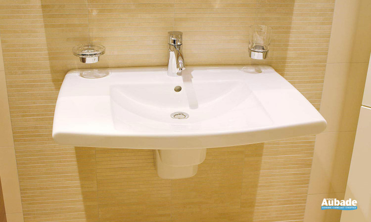 lavabo extra-plat avec poignées d'aide à la mobilité réduite Villeroy & Boch Lifetime