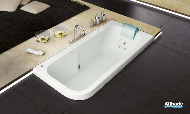 Baignoire balnéo Aquasonge 180 Atelier du Bain allie silence et modernité dans une baignoire équipé de 4 buses pour fournir des bienfaits sur le corps