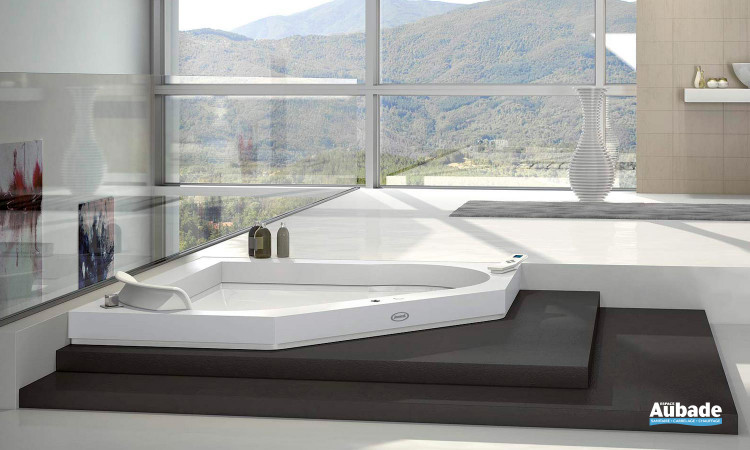 Baignoire balnéo Aura Uno Cioran de chez Atelier du Bain équipé de 5 buses vous apportera confort et détente