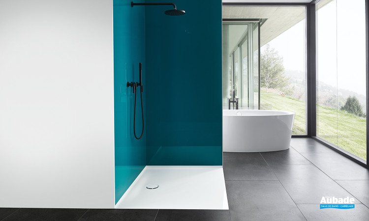 La douche à rebords relevés en acier titane vitrifié de Bette