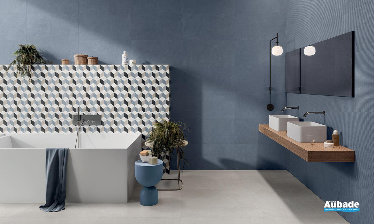 Collection Totalook par Emil Ceramica en coloris Bianco, Blu Avio et décors Blu Avio Incrosi et Cubo