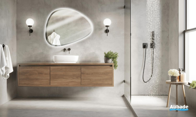 Miroir LED Organic position horizontale de Pradel dans une salle de bains minimaliste