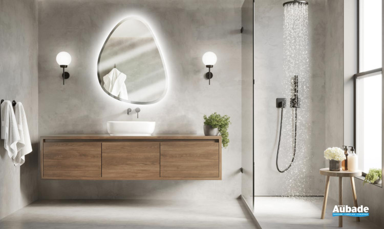 Miroir LED Organic position verticale de Pradel dans une salle de bains minimaliste