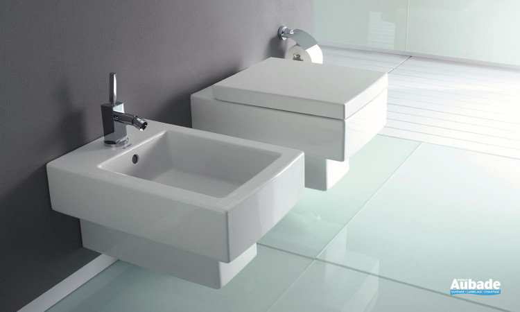 WC équipé d'une cuvette suspendue avec abattant Softclose, et bidet suspendu Vero de Duravit