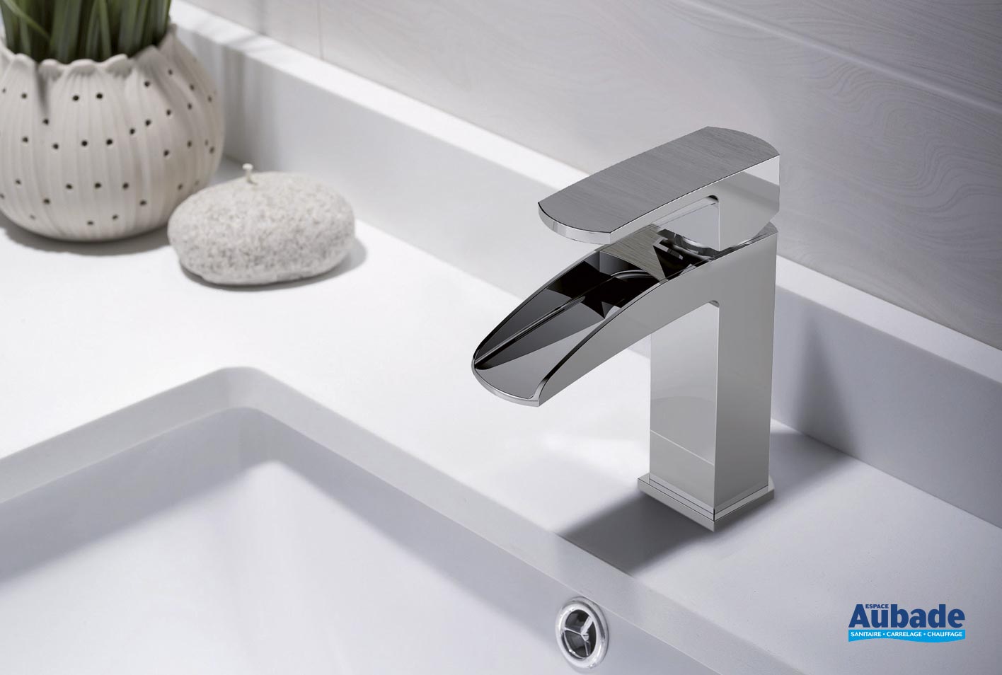 Robinet de lavabo avec jet d'eau effet cascade, une finition chromée pour  un style contemporain et simple