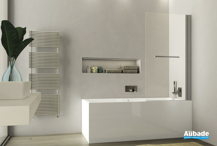 Pare-bain pivotant et relevable Lobby en verre sans encadrement par Atelier du Bain