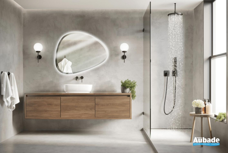 Miroir LED Organic de Pradel dans une salle de bains minimaliste