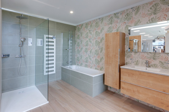 Salle de bain complète avec douche, baignoire et meuble