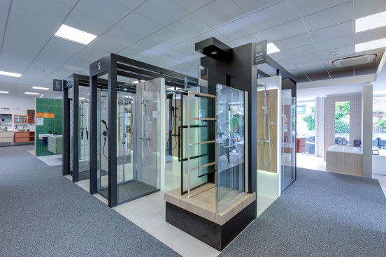 Meuble suspendu avec colonne de rangement