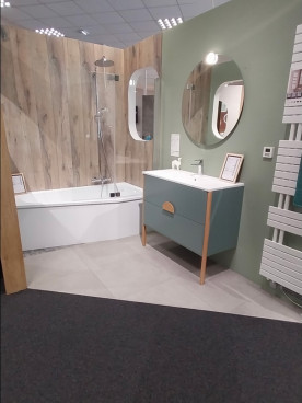 Salle de bain avec baignoire, seche serviette et meuble double tiroir