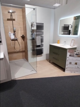 Salle de bain avec sèche serviette, meuble et douche