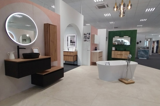 Salle de bain avec baignoire avec îlot, meuble et colonne