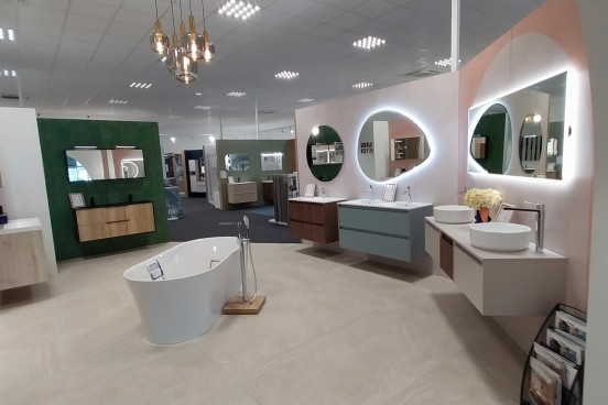 Différent meuble de salle de bain et baignoire îlot