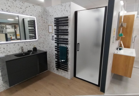 Salle de bain avec meuble suspendu, douche, sèche serviette 
