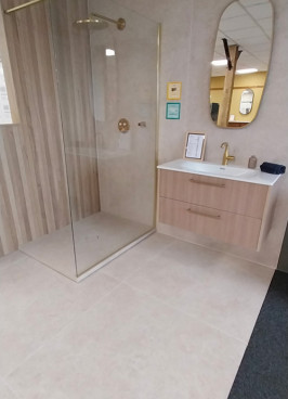 Douche avec receveur plat et meuble suspendu
