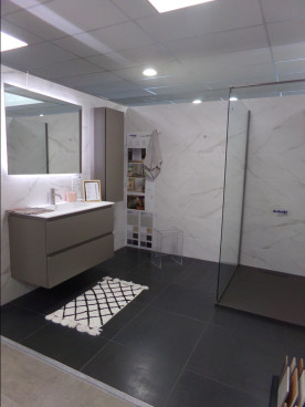 Douche avec meuble suspendu et colonne de rangement