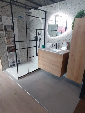 Douche avec parois et meuble avec colonne de rangement