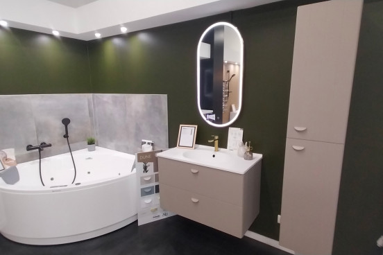 Baignoire d'angle et meuble avec colonne de rangement