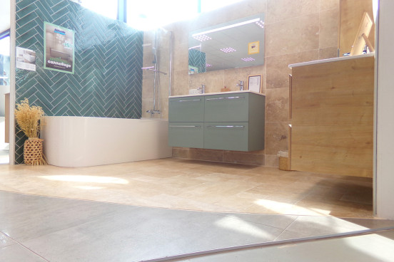 Salle de bain avec baignoire et meuble suspendu