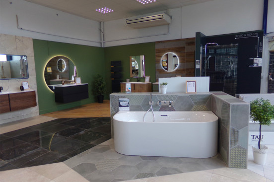 Baignoire et meuble de salle de bain