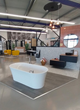 Baignoire îlot avec sèche serviette et toilettes