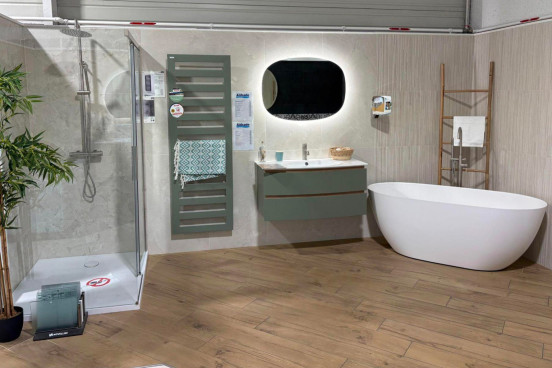 Salle de bain avec douche, baignoire îlot, sèche serviette et meuble suspendu