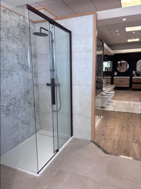 Douche avec receveur extra plat et paroi