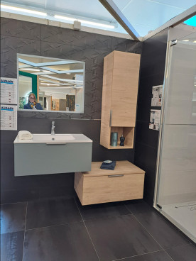 Meuble asymétrique avec colonne de rangement